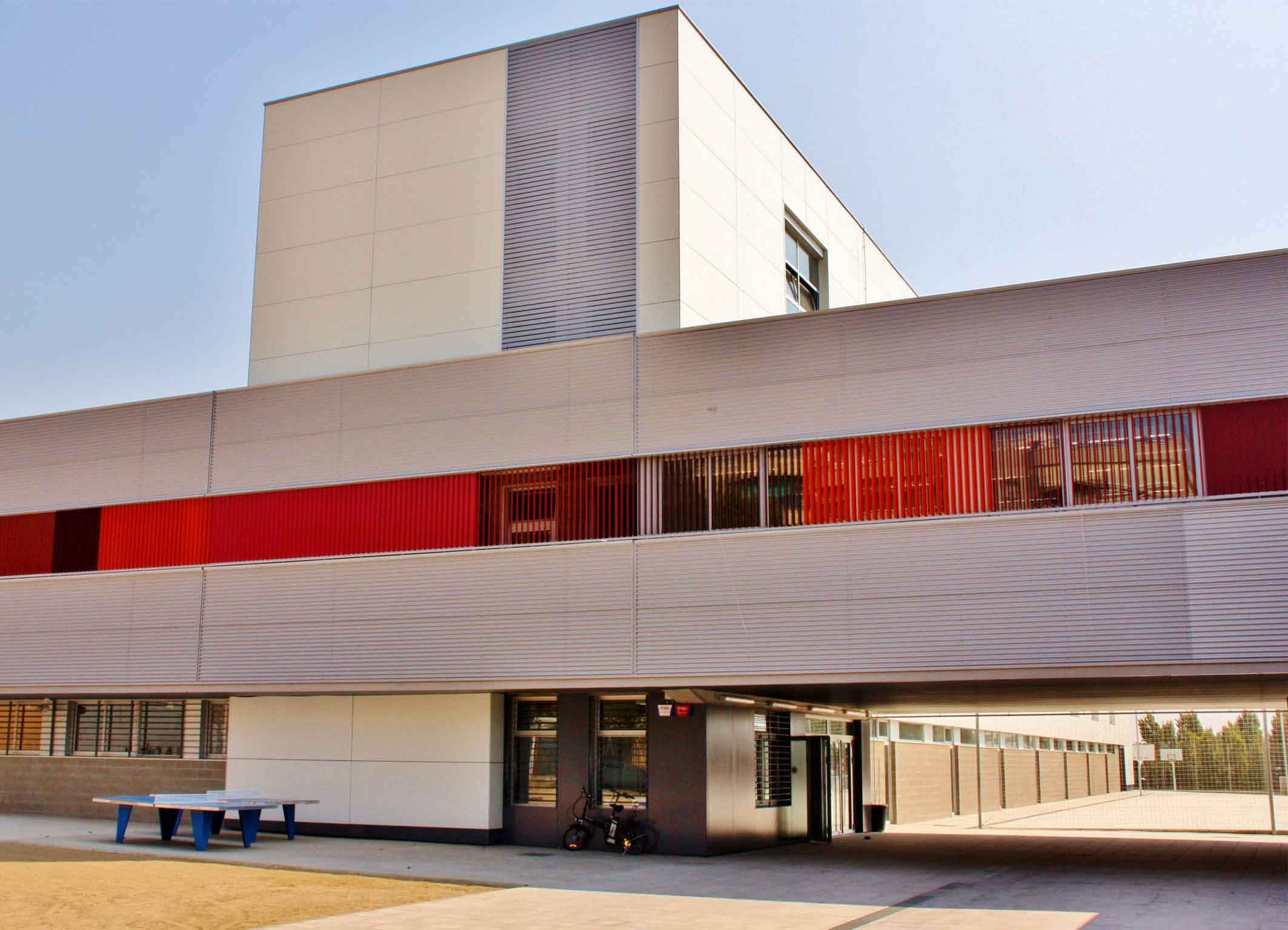 Resultado de imagen de fotografias del ies jonqueres de sabadell biblioteca